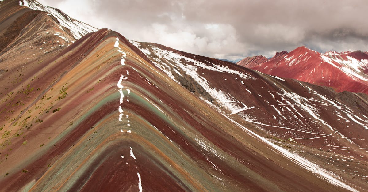 découvrez la beauté spectaculaire de la rainbow mountain, une merveille naturelle au pérou, réputée pour ses paysages colorés et ses sommets majestueux. une aventure inoubliable qui vous plongera au cœur de la nature et de la culture andine.