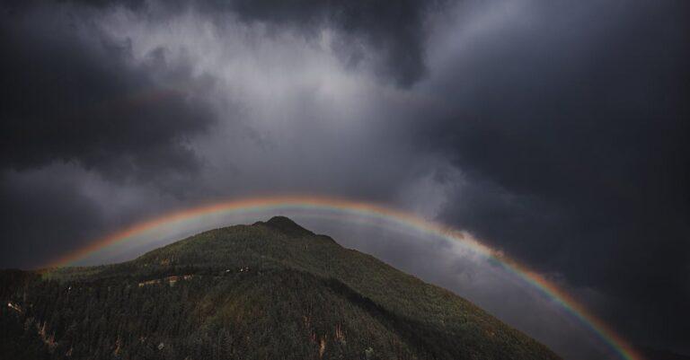 découvrez la majesté de rainbow mountain, un phénomène naturel extraordinaire au pérou. admirez ses couleurs vibrantes et ses paysages à couper le souffle lors d'une randonnée inoubliable au cœur des andes.