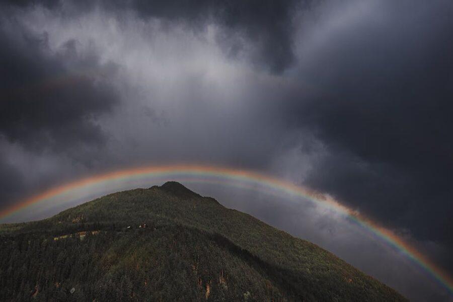 découvrez la majesté de rainbow mountain, un phénomène naturel extraordinaire au pérou. admirez ses couleurs vibrantes et ses paysages à couper le souffle lors d'une randonnée inoubliable au cœur des andes.