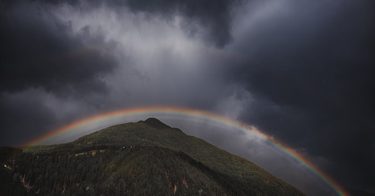 découvrez la majesté de rainbow mountain, un phénomène naturel extraordinaire au pérou. admirez ses couleurs vibrantes et ses paysages à couper le souffle lors d'une randonnée inoubliable au cœur des andes.