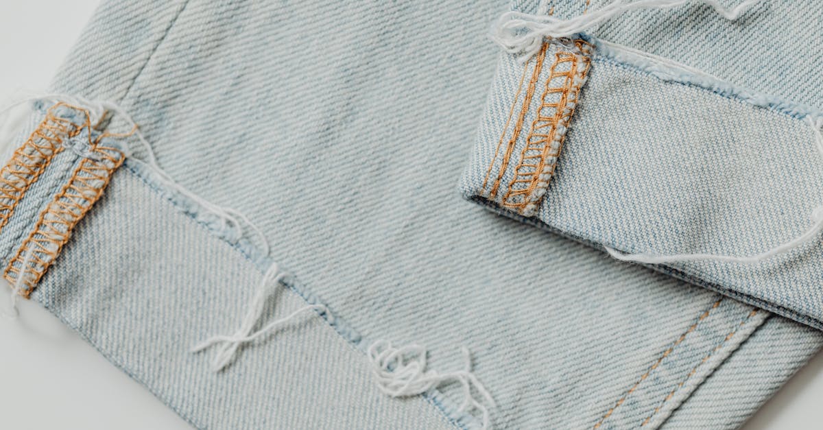 découvrez des idées de tenues avec des jeans déchirés qui allient style et confort. inspirez-vous de looks tendance pour porter vos jeans déchirés avec élégance, que ce soit pour une sortie décontractée ou une occasion spéciale.