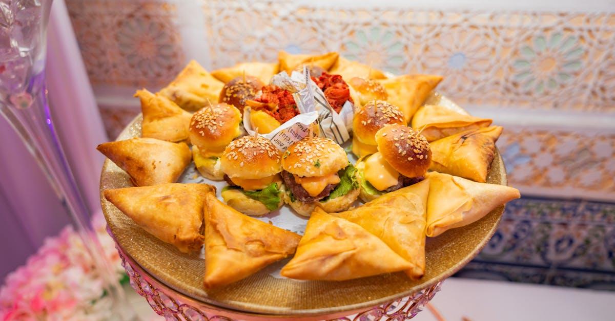 découvrez la délicieuse recette des samosas, ces délicats beignets croustillants fourrés aux saveurs épicées. parfaits en apéritif ou en plat principal, apprenez à les préparer facilement chez vous pour ravir vos convives.