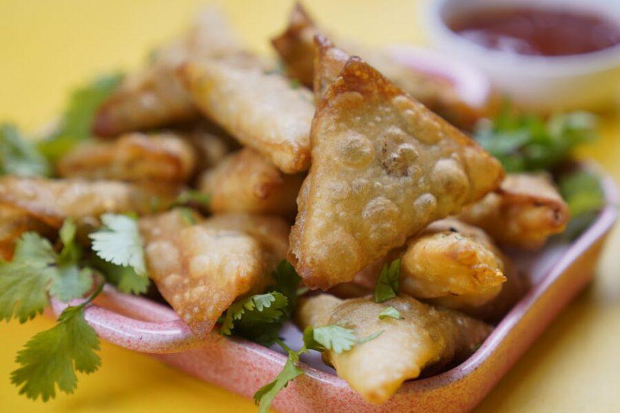 découvrez les savoureux samosas, ces délicieuses bouchées croustillantes fourrées d'un mélange épicé de légumes ou de viande. parfaits pour un apéritif ou un encas, les samosas apportent une touche d'exotisme à votre table. essayez-les et laissez-vous séduire par leur goût unique!