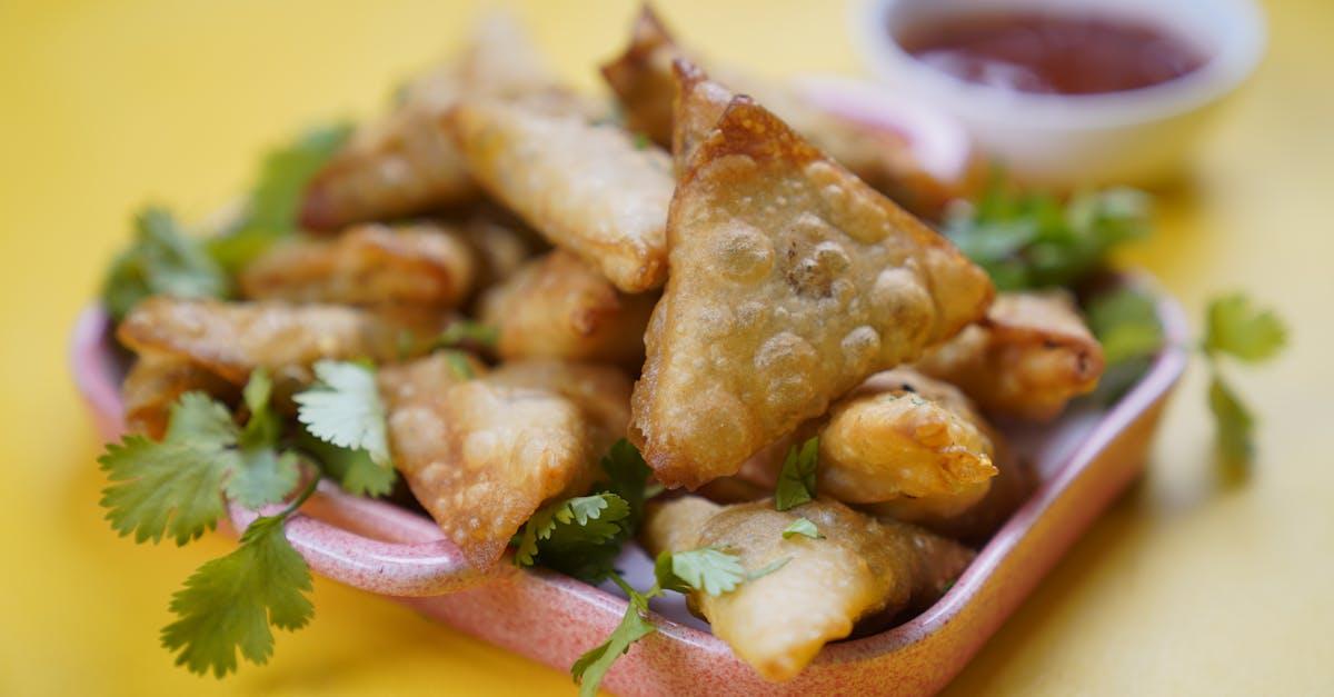 découvrez les savoureux samosas, ces délicieuses bouchées croustillantes fourrées d'un mélange épicé de légumes ou de viande. parfaits pour un apéritif ou un encas, les samosas apportent une touche d'exotisme à votre table. essayez-les et laissez-vous séduire par leur goût unique!