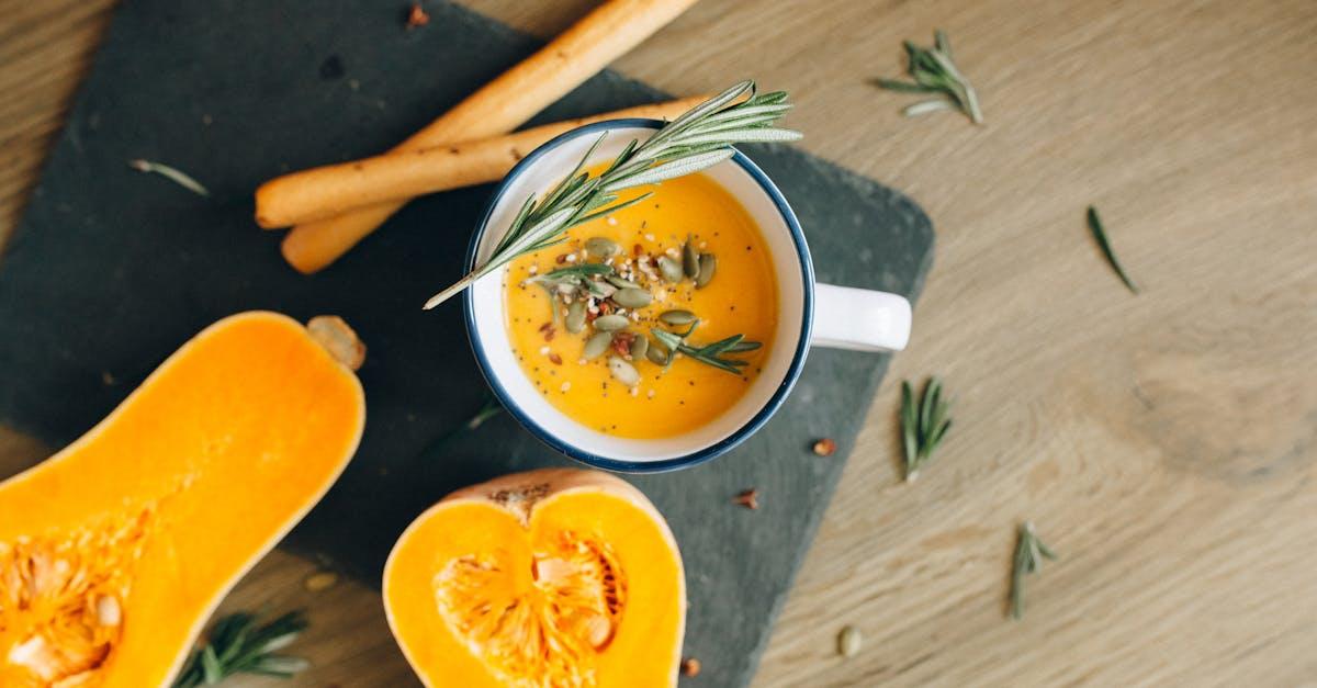 découvrez une délicieuse soupe de poires épicées, un mélange réconfortant de saveurs sucrées et épicées qui saura émerveiller vos papilles. idéale pour les soirées d'automne, cette recette simple et raffinée ajoutera une touche créative à votre table.