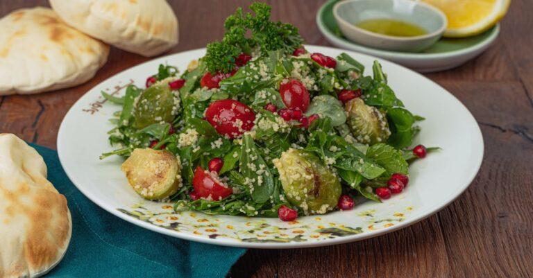 découvrez notre délicieuse recette de couscous vegan, riche en saveurs et en couleurs. idéal pour un repas sain et réconfortant, ce plat est préparé avec des légumes frais, des épices aromatiques et des protéines végétales. parfait pour les amateurs de cuisine végétale!