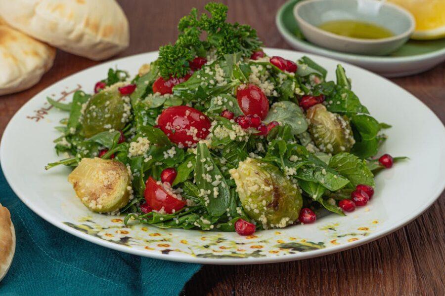 découvrez notre délicieuse recette de couscous vegan, riche en saveurs et en couleurs. idéal pour un repas sain et réconfortant, ce plat est préparé avec des légumes frais, des épices aromatiques et des protéines végétales. parfait pour les amateurs de cuisine végétale!