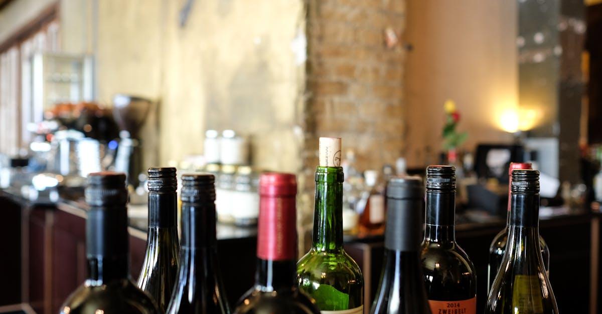 découvrez l'univers fascinant du vin : des cépages aux terroirs, des techniques de vinification aux accords mets-vins, plongez dans une expérience sensorielle inoubliable et explorez la richesse de cette boisson emblématique.