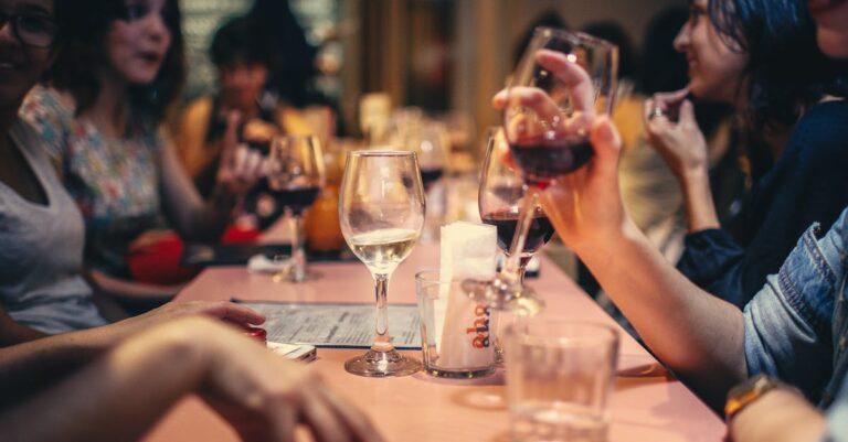 découvrez l'univers passionnant du vin : des conseils de dégustation, des accords mets et vins, ainsi que des sélections des meilleurs cépages et régions viticoles pour les amateurs comme pour les novices.